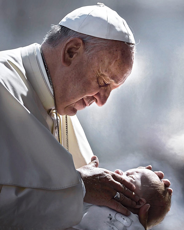 Papa Francesco accarezza un bambino durante un’udienza generale in piazza San Pietro (Spaziani/Olycom).